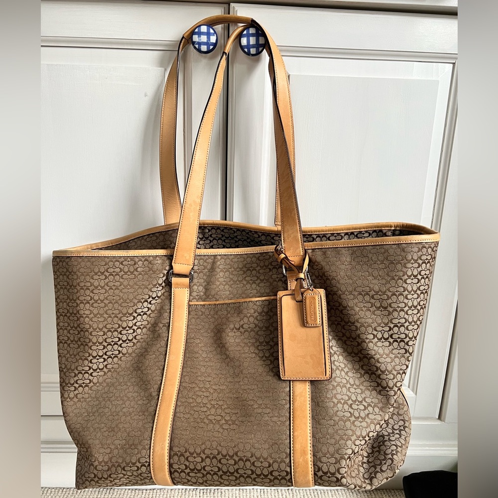 Coach beautiful print pocket book / shoulder tote bag